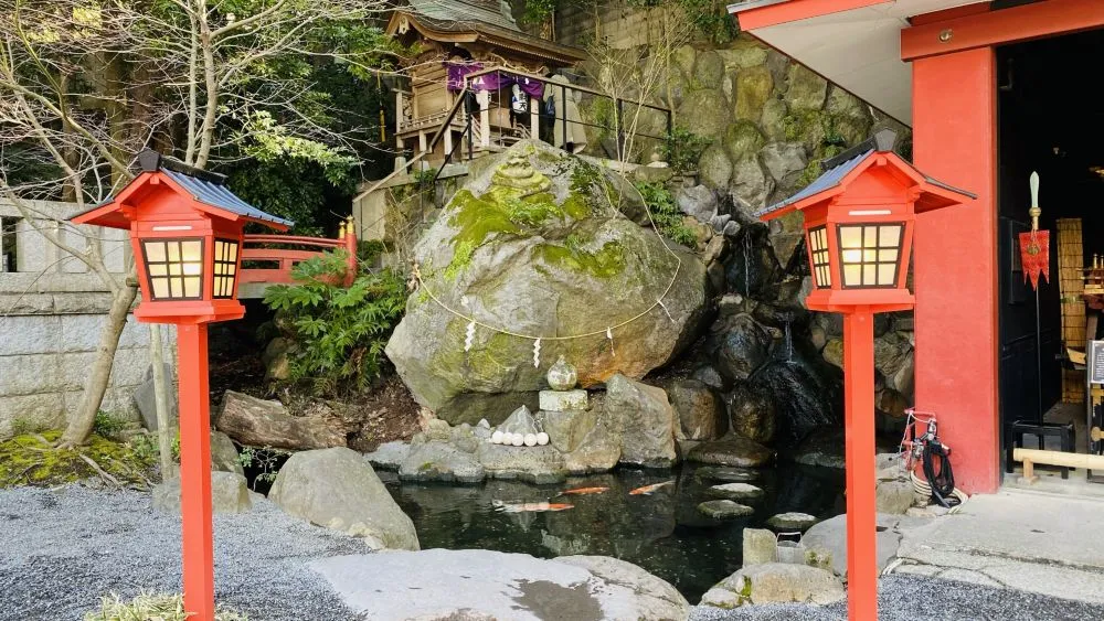 来宮神社の弁天岩