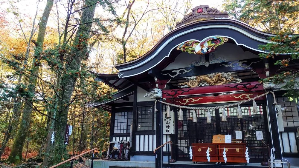 新屋山神社の拝殿