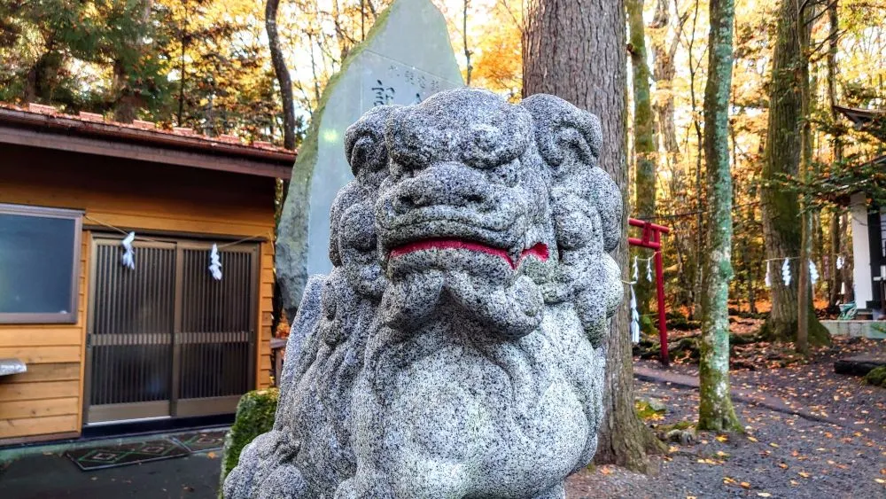 新屋山神社(狛犬)