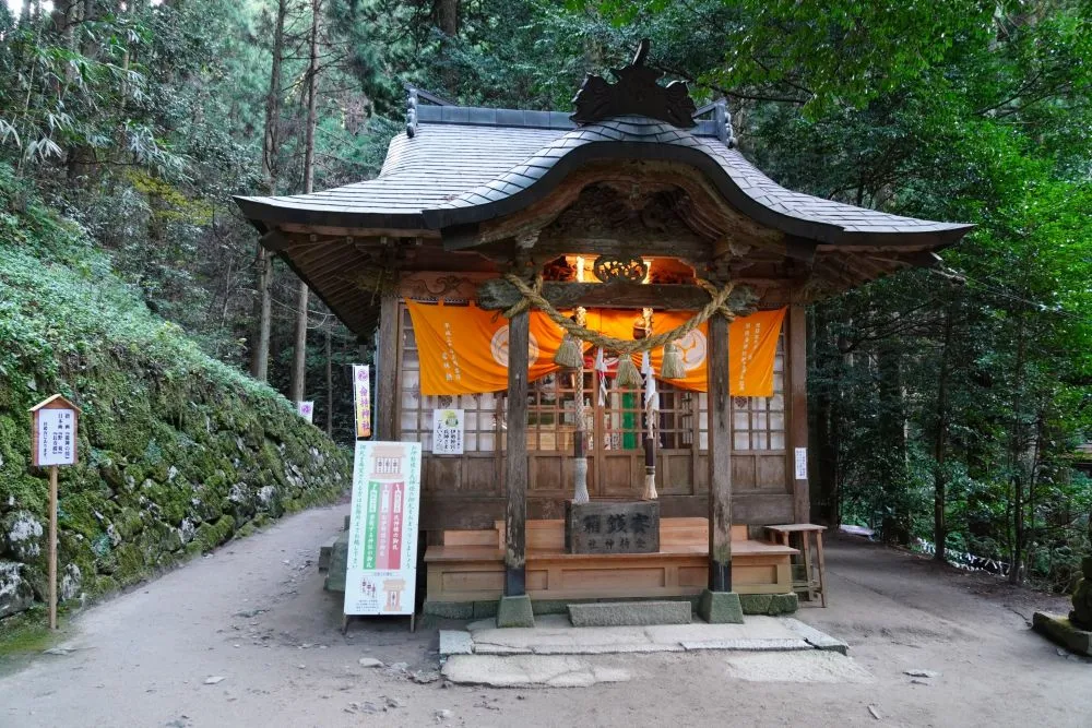 金持神社の拝殿
