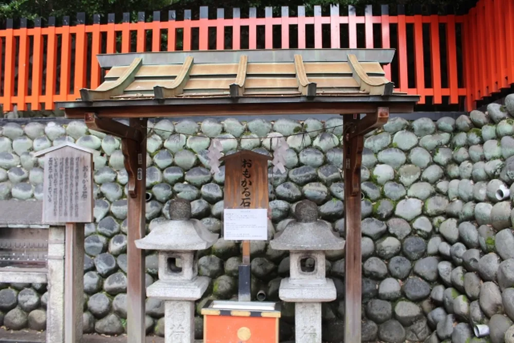 伏見稲荷大社(おもかる石)