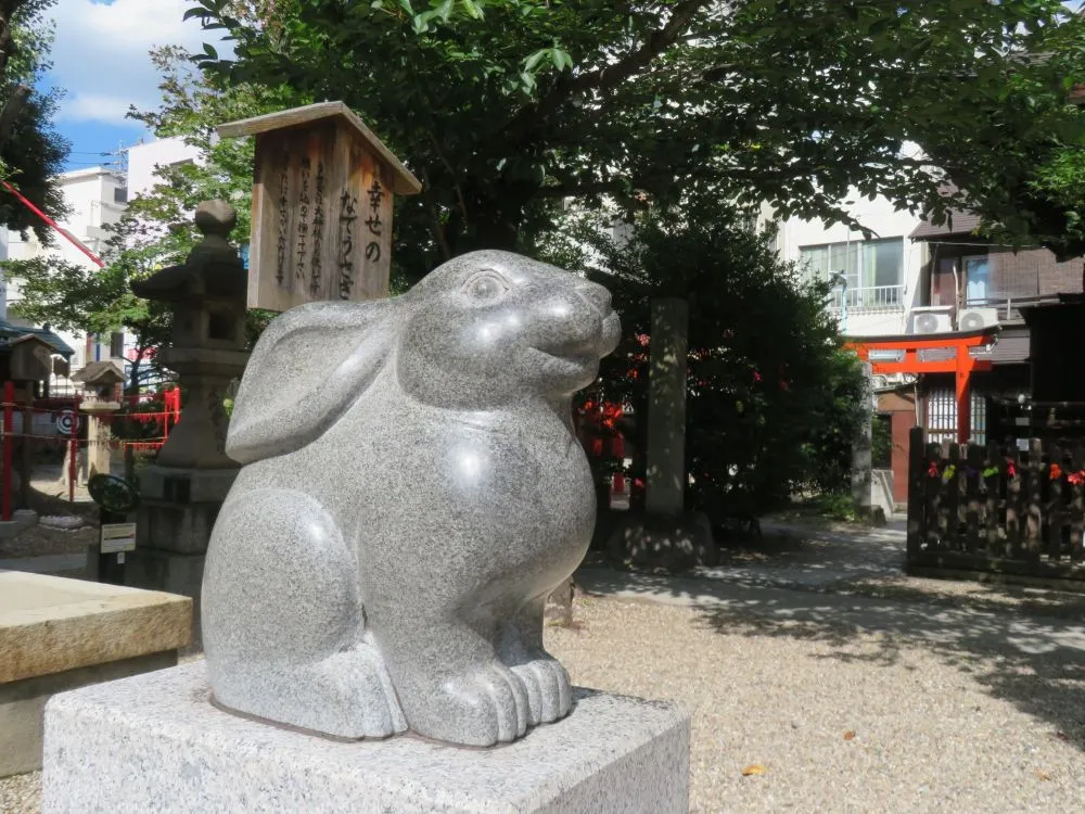 三輪神社(なでうさぎ)