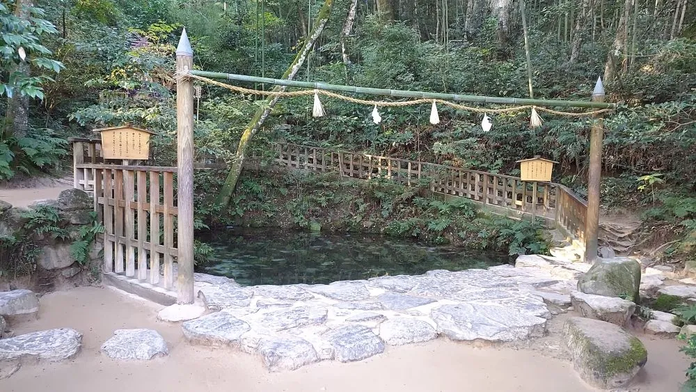 八重垣神社（鏡の池）